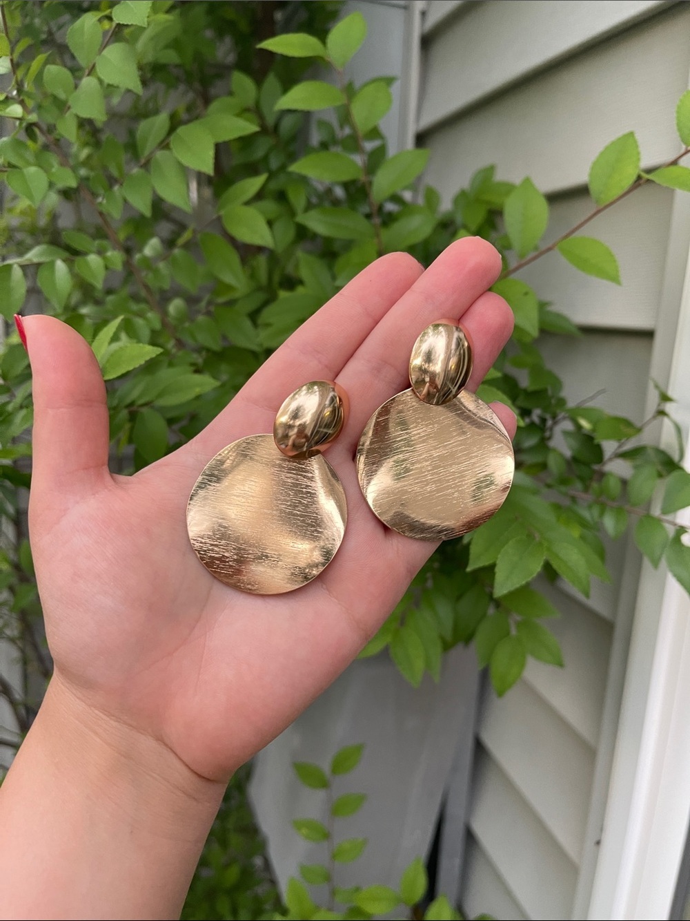 NEW! Gold Disc Drop Earrings. Fashion Jewelry. Statement Earrings (A1-54)